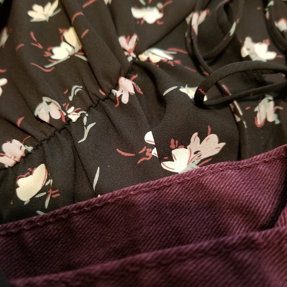 Last 1  Black floral print top w/tie closure - Picture 5 of 6